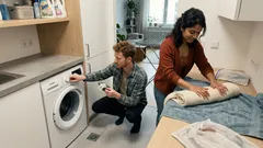 Wollpullover in der Waschmaschine: Diese Einstellungen machen den Unterschied