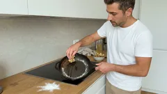 Rost am Lieblings-Topf? Dieser Küchenkniff mit Kartoffelschalen und Natron kann ihn lösen